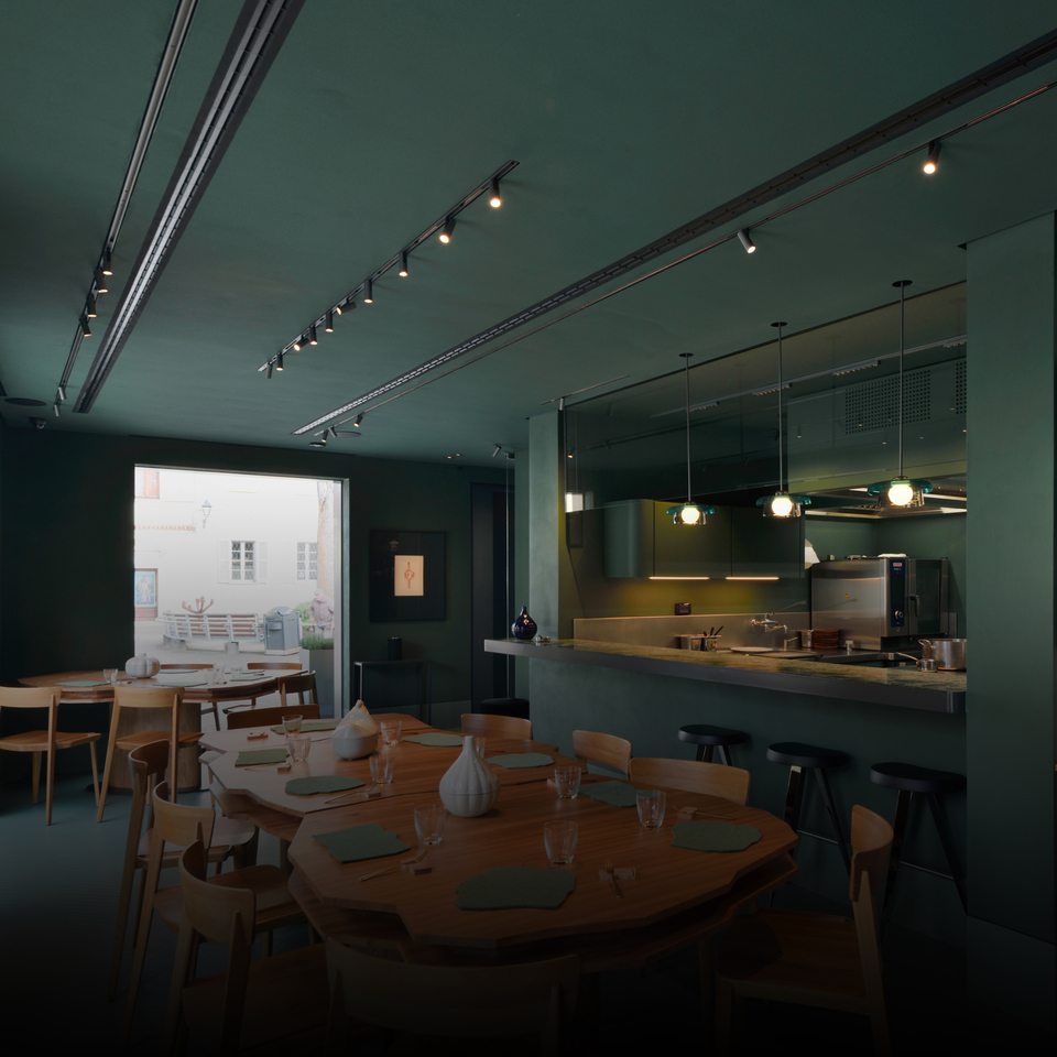 Image of the restaurant room of Ristorante Olmo illuminated with Vector for Turn Around.