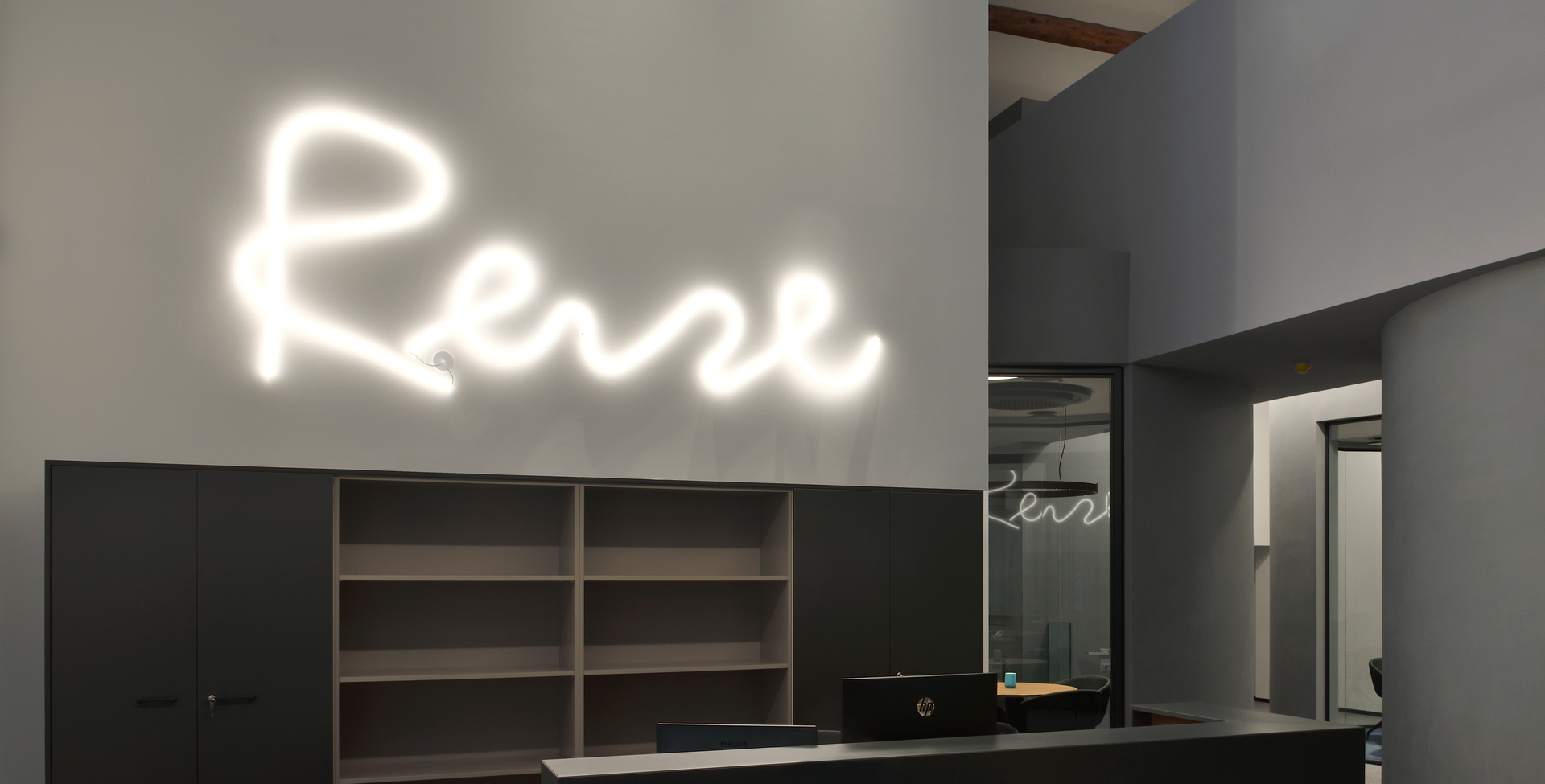 Image of the office interior, the company name Reire written with La Linea.