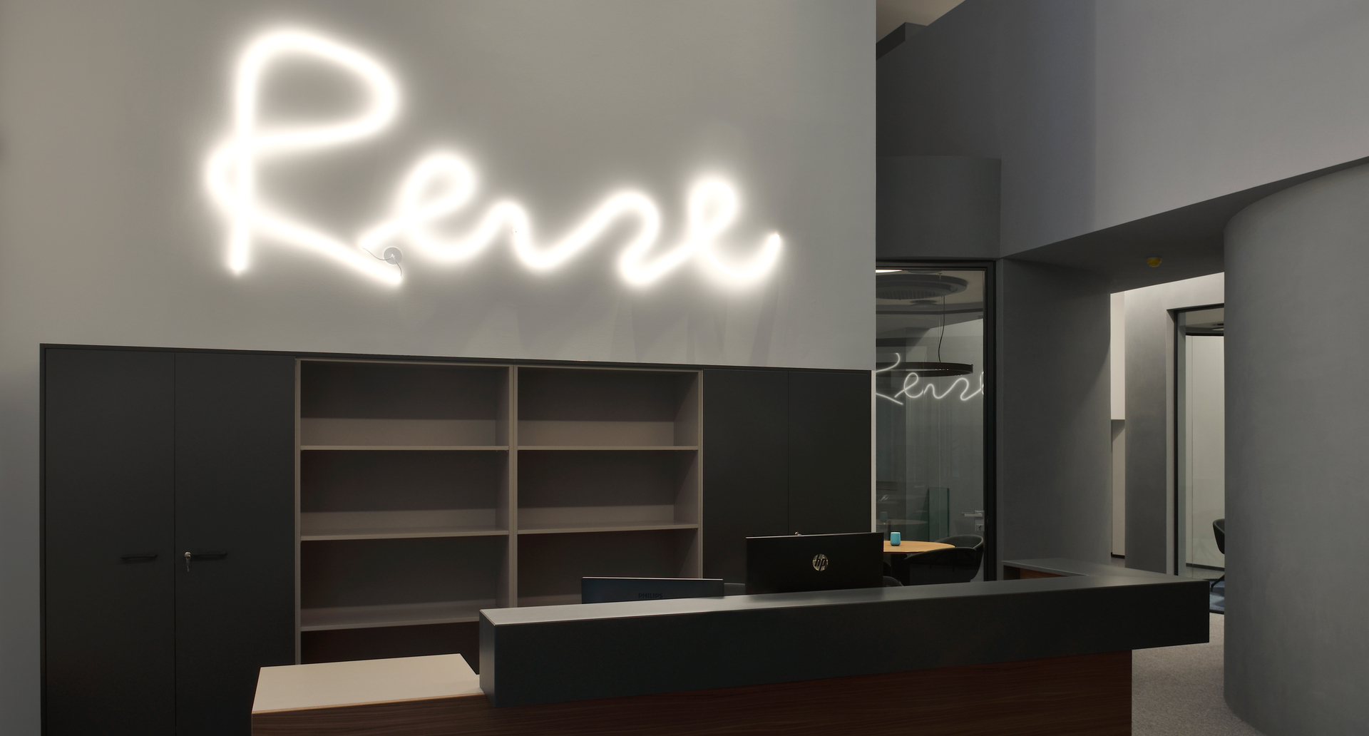 Image of the office interior, the company name Reire written with La Linea.