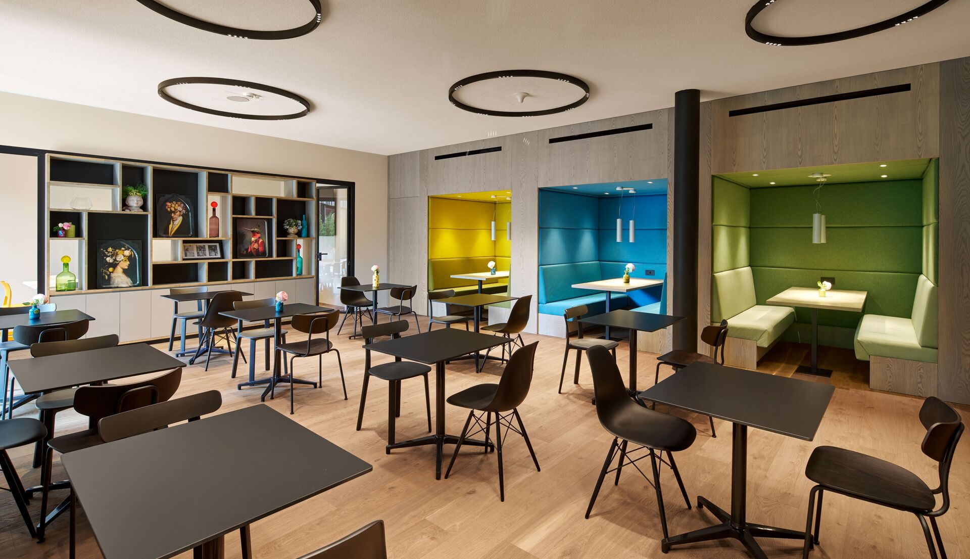 Image of the restaurant area inside the hotel illuminated by A.24 Stand-Alone Circular and Tagora Suspension.