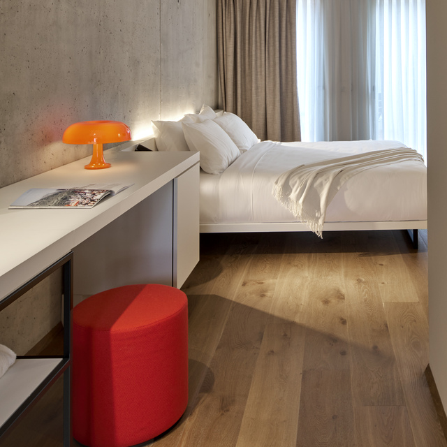 Image of a bedroom with an orange Nessino on the table.