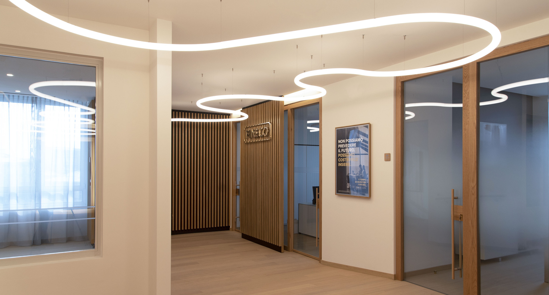 Immagine dell'interno degli uffici con il logo di Fineco. Composizione di Alphabet of Light.