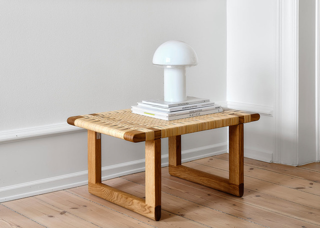 Image of a table with an Onfale on it.