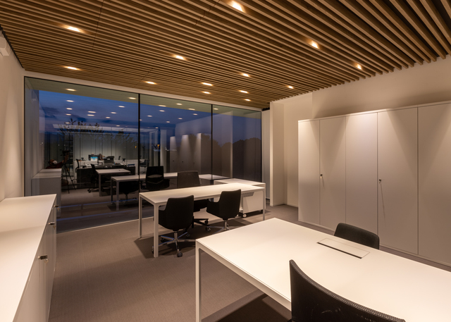 Immagine di un ufficio illuminato a soffitto da Sharp incasso.
