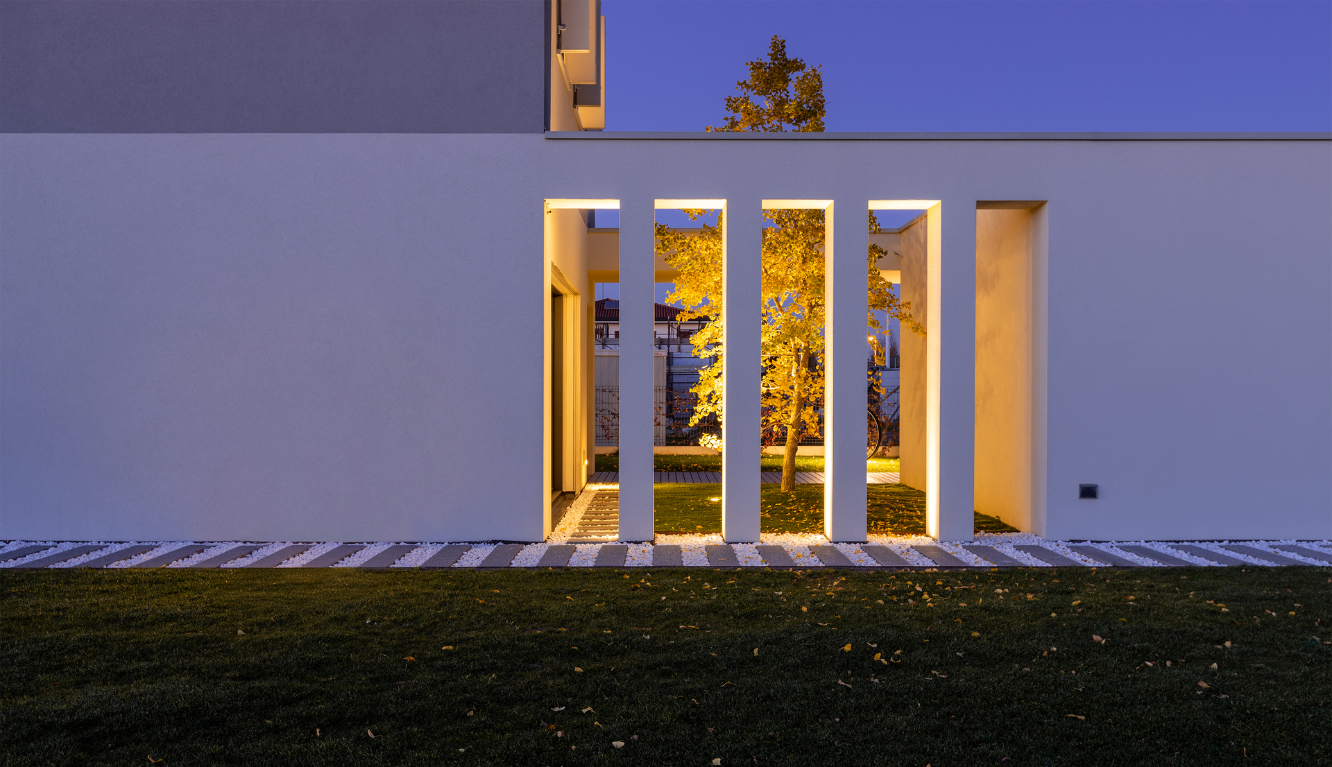 Image of the patio columns illuminated at the base by Ego.